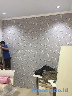 pasang wallpaper dinding rumah sendiri  hasilnya bagus  rapi