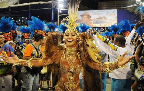 veja fotos do 1º dia de desfiles do carnaval no rio