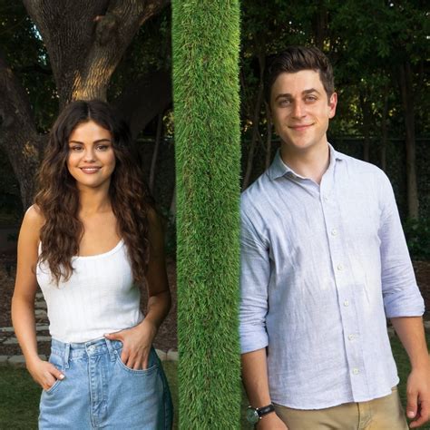 wizards selena gomez and david henrie are reuniting for a