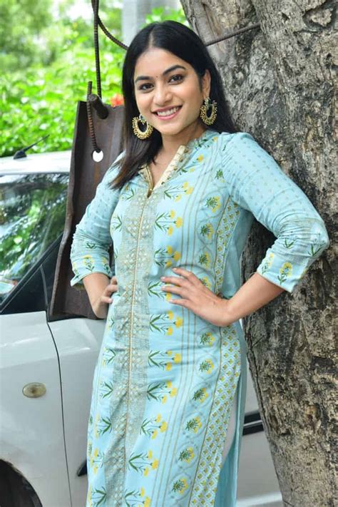 punarnavi bhupalam latest cute images navel queens