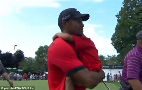 tiger woods celebrates wgc bridgestone victory with a hug from son charlie 4 at the 18th