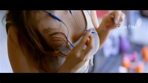 Kiara Advani Hot Intro Scene From The Movie Vinaya Videhya Ramaand Xnxx Com