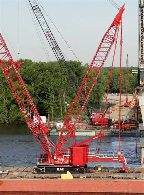 manitowoc mlc crawler crane enhances stability  kraemer north america bridge replacement