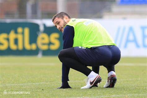 who is this sexy professional footballer stretching his 5