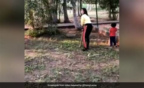 Sunny Leone Playing Cricket Break Glass Video Viral Sunny Leone ने