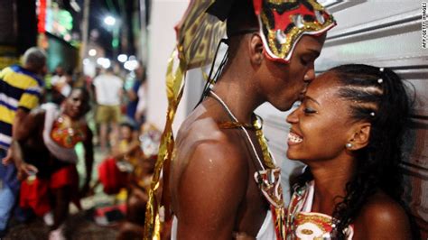 Brasil Se “protege” Regalando Tres Millones De Condones En El Carnaval