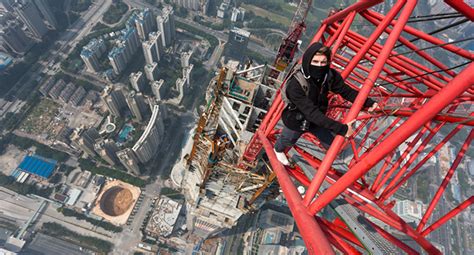 on the roofs pokořili další z nejvyšších budov světa shenzhen centre menworld cz on line