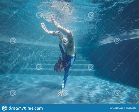het gelukkige aziatische meisje zwemt en duikt de vakantie