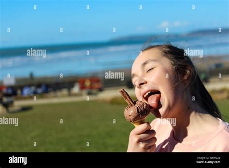 girl licking ice cream fotos und bildmaterial in hoher auflösung alamy