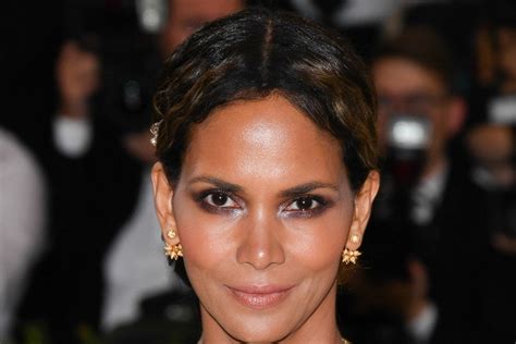 halle berry mourns death of her cat essence
