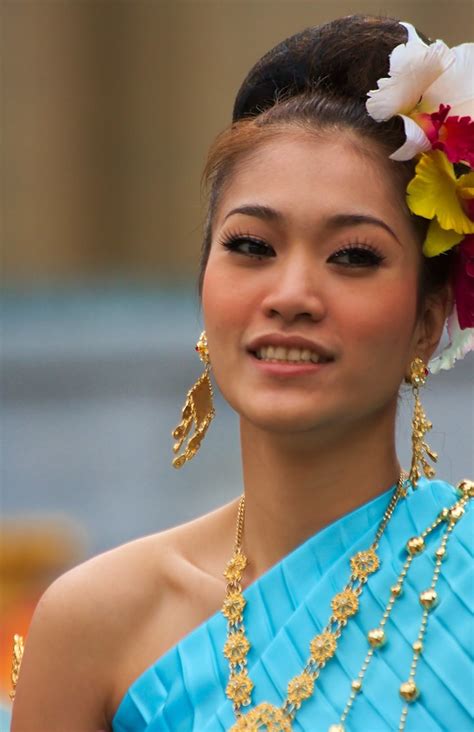 Thai Beauty Two Beautiful Thai Women Were On Trafalgar Squ… Flickr