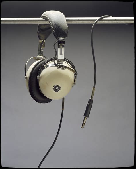images  vintage headphones  pinterest headphones monitor   school