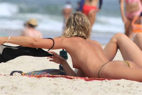 Topless Blonde On Gold Coast Beach 18 Pics Xhamster