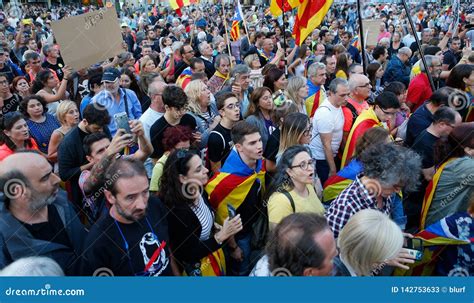 burgers die tijdens een demonstratie  barcelona marcheren redactionele stock foto image