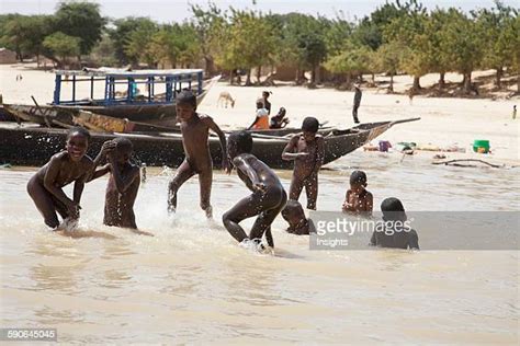 Garcon Tout Nu Photos Et Images De Collection Getty Images