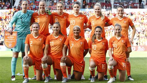 dit zijn de vrouwen die de zomer oranje moeten kleuren fifa wk voetbal  nos