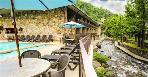 pigeon forge hotels   river hotels  river views  pigeon forge