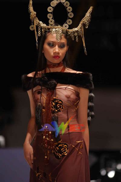 Fashion Show Hot Dengan Busana Transparan Bodrex Caem