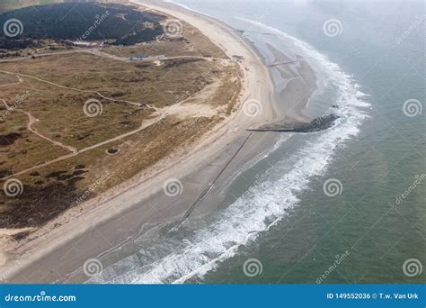 satellietbeeld nederlands eiland ameland met strand en vuurtoren stock foto image  kust
