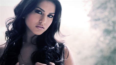 Sunny Leone Canadian Porn Actress Celebrity Girl Wallpaper 012