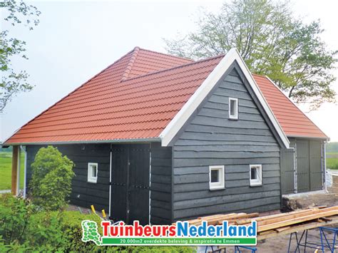 mooie houtbouw schuur van lariks douglas hout zwarte wanden gecombineerd met rode dakpannen