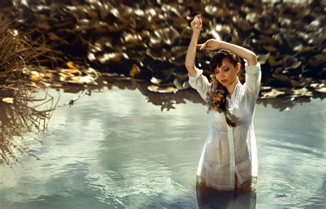 壁纸 户外户外 妇女 模型 闭上眼睛 水 反射 胳膊 弹簧 美丽 季节 照片 图片 2000x1287