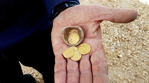 ancient piggy bank  gold coins uncovered  dig  central israel  times  israel