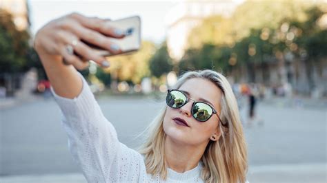 Selfitis People Obsessed With Taking Selfies May Have Genuine