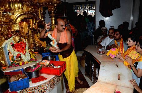 sunny leone visits siddhivinayak temple