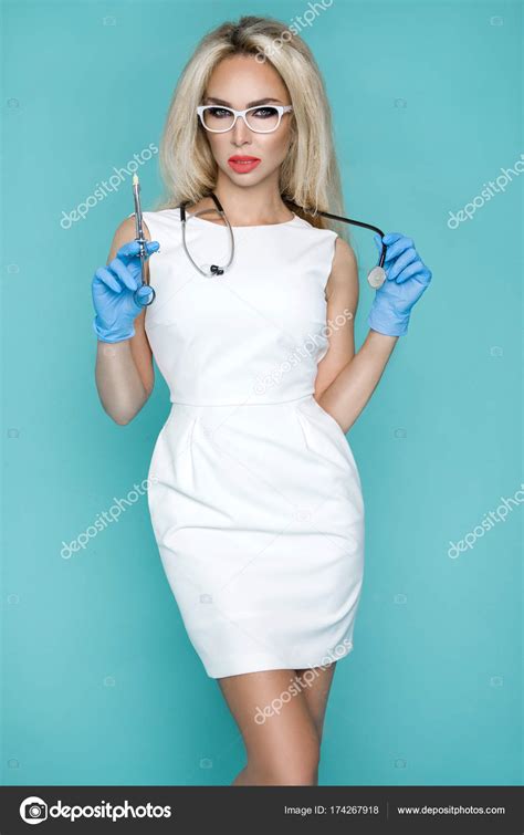Sexy Enfermera Rubia En Gafas Sosteniendo Un Estetoscopio Y Una