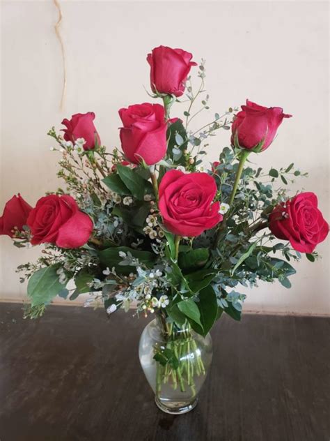 flower design class  classic dozen roses arranged   vase