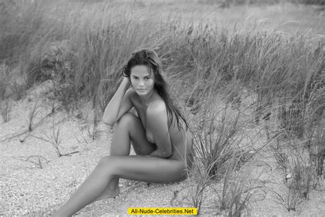 Chrissy Teigen Nuda ~30 Anni In Beach Babes