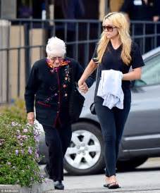 amanda bynes gives grandma a helping hand across road daily mail online