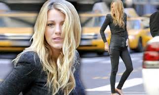 Blake Lively Shows Off Her Slim Figure In A Clingy Top And Skinny Jeans