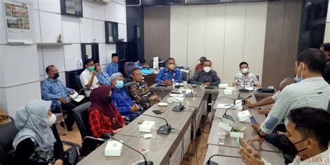 dpmd gresik lakukan pungutan pengadaaan atribut pelantikan komisi