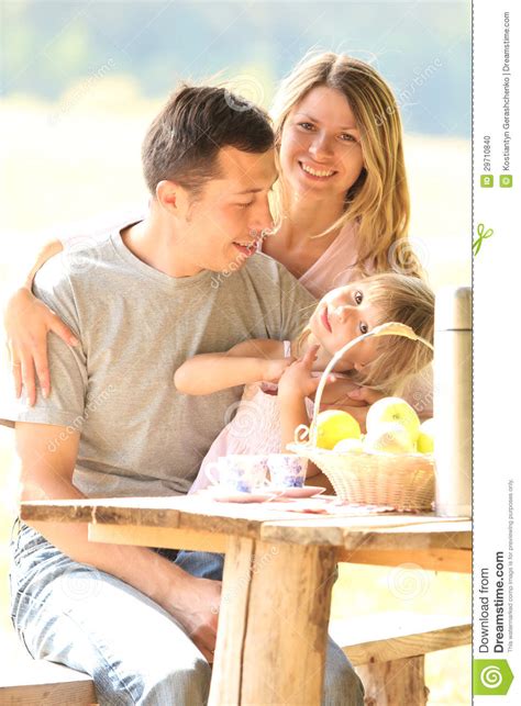 Семья на пикнике стоковое фото изображение насчитывающей прелюбодеяния