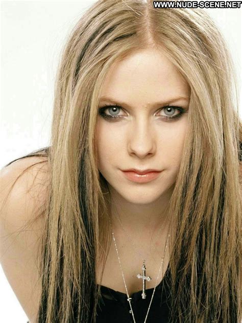 Leaked avril lavigne topless and lingerie not public yet photos