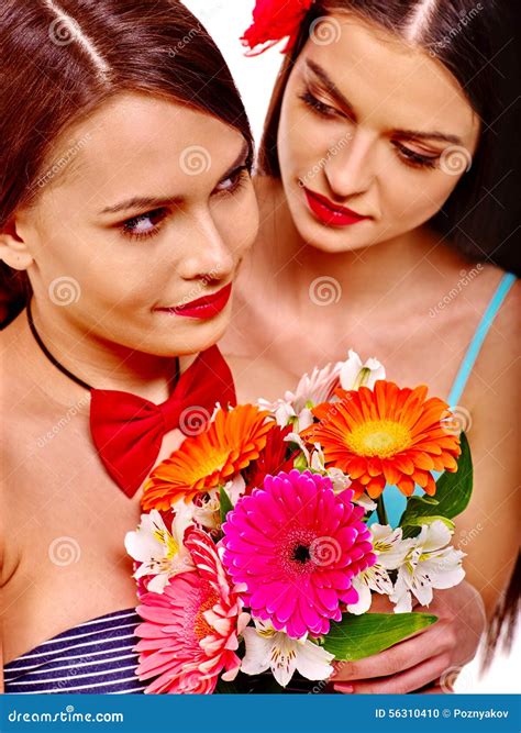 Dwa Seksownej Lesbian Kobiety Z Kwiatem Zdjęcie Stock Obraz Złożonej