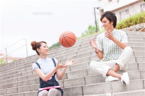バスケットボールで遊ぶ大学生カップル[07800023849]｜ 写真素材・ストックフォト・画像・イラスト素材｜アマナイメージズ