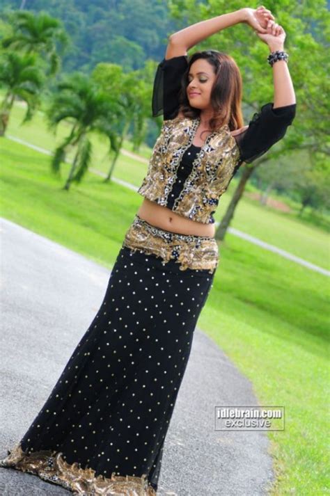 actress largest navel cleavage hip waist photo collections bhavana saree navel
