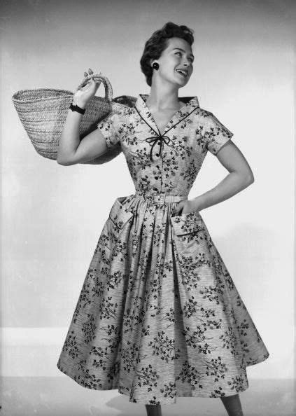 love this pretty floral print dress from october 1955 vintage 1950s fashion dresses