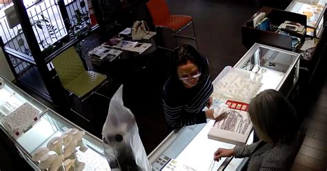 woman caught on camera stealing jewelry at arlington store cbs dfw