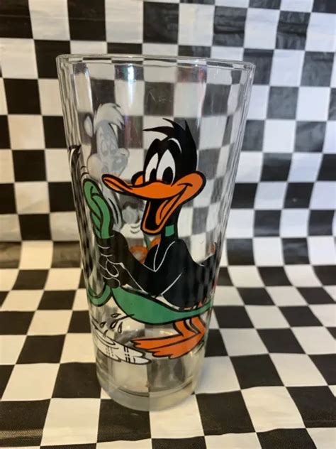 Vintage 1976 Warner Bros Pepsi Collectors Glass Daffy And Pepe Le Pew
