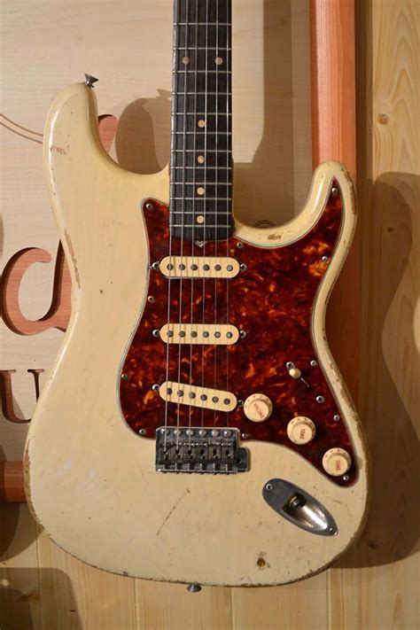 fender stratocaster blond  cescos corner guitars