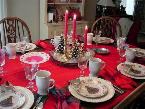 christmas and holiday tablescapes table settings
