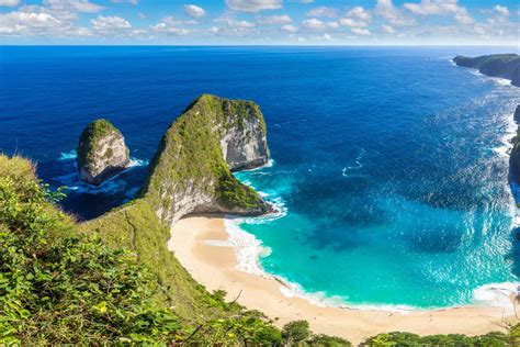 bali authorities ban tourists  swimming  nusa penidas famous beaches  safety concerns
