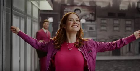 final kimmy schmidt trailer gives new york its pink shirt back