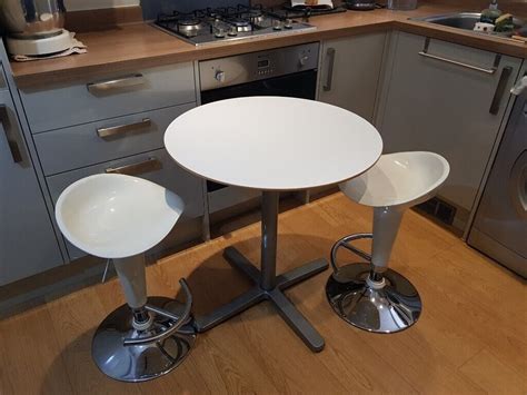 kitchen breakfast bar table  stools  whitecream  tilehurst