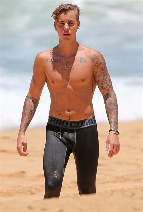 justin bieber flashes his bulge in skin tight fitness pants