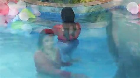 pareja traviesa y su sesión de sexo en la piscina